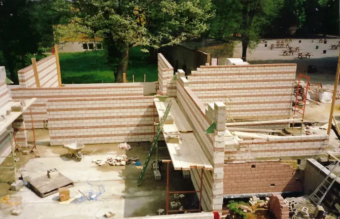 Début de la construction du bâtiment des 1ères